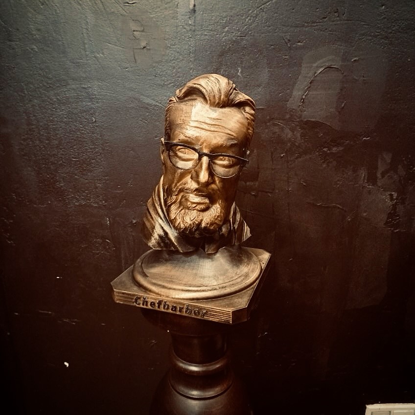 Bronzebuste af Chefbarber på hylden i butikken